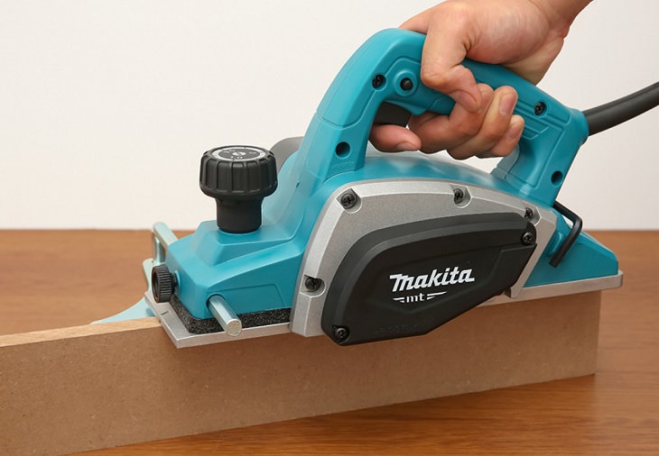 Máy bào gỗ Makita M1902B 580W có kiểu thiết kế nhỏ gọn, được trang bị núm vặn điều chỉnh độ sâu giúp công việc mài trở nên đơn giản hơn