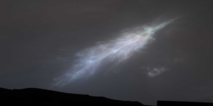 Robot Curiosity chụp ảnh đám mây ngũ sắc hình lông vũ ngay sau khi Mặt Trời lặn hôm 27/1.  Ảnh: NASA/JPL-Caltech/MSSS