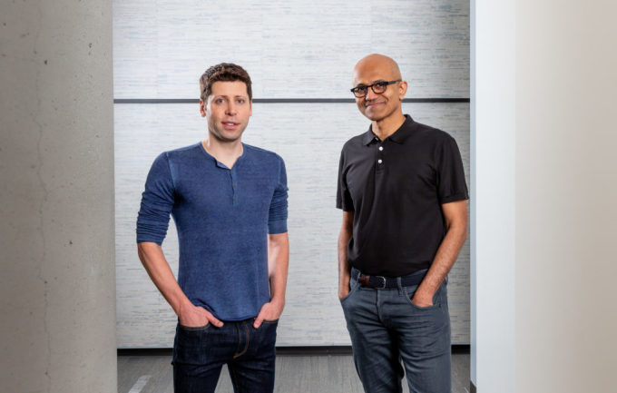 Sam Altman, CEO OpenAI (trái) và CEO Microsoft Satya Nadella