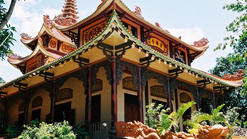 Khuôn viên trang nghiêm của chùa Bảo Lâm