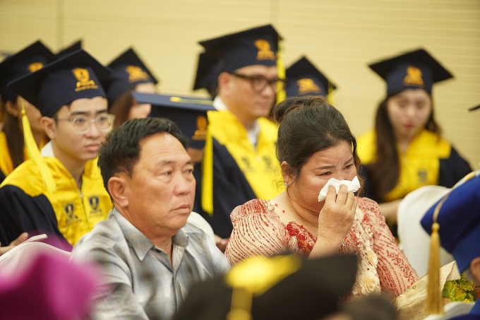 Mẹ xúc động khi Lễ kể về động lực giúp em học vượt, tốt nghiệp sớm. Ảnh: Nhân vật cung cấp