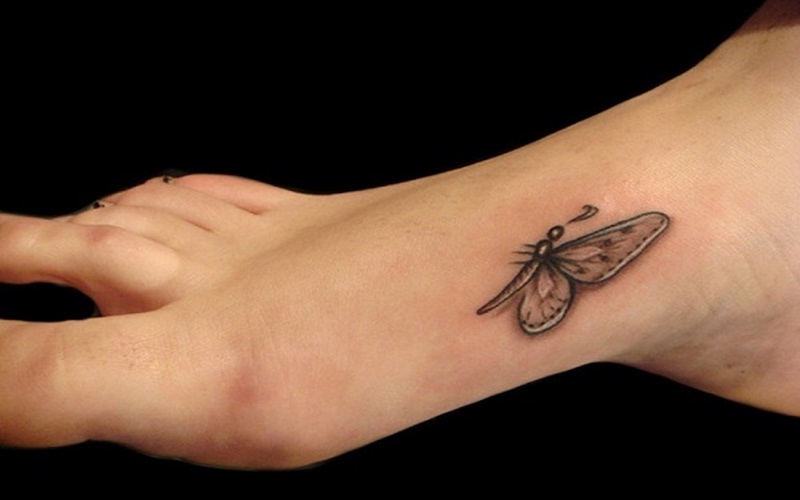 Hình xăm bướm ở cổ chân đặc biệt tinh tế và độc đáo cho cả nam và nữ thể hiện tình yêu đẹp đôi.