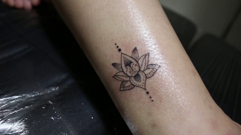 hình xăm hoa sen hình xăm câu chú om mani padme hum hình xăm sau lưng hình  xăm nữ đẹp hình xăm Hà Nội  Inspirational tattoos Tattoos Lotus tattoo