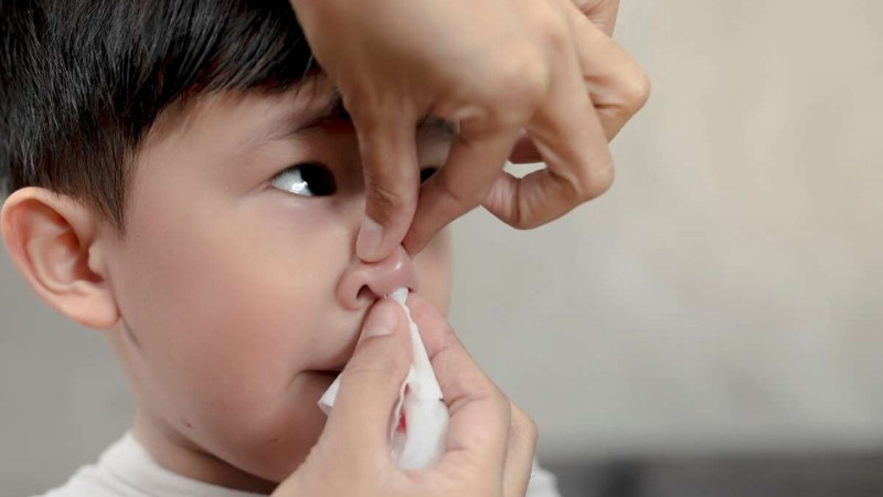 Cần làm gì khi trẻ chảy máu mũi?