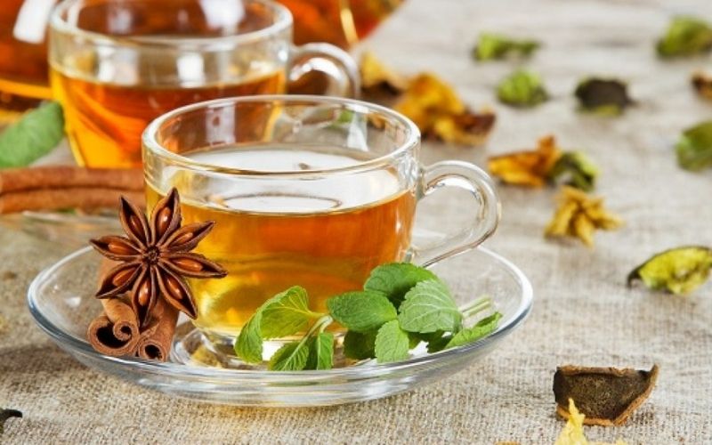 Sử dụng trà thảo dược giúp khắc phục ợ hơi