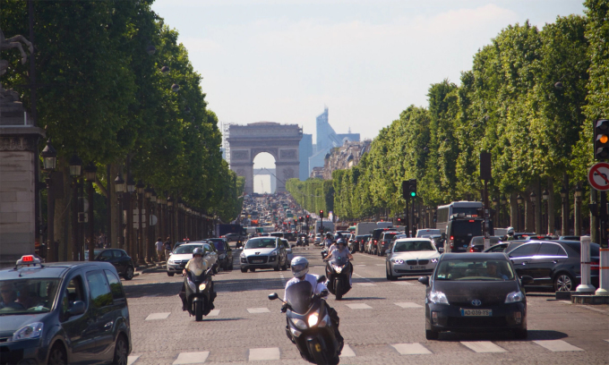 Xe cộ qua lại đại lộ Champs-Élysées, thủ đô Paris, Pháp. Ảnh: Expedia