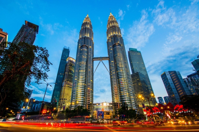 Tháp đôi Petronas tại thủ đô Kuala Lumpur - biểu tượng nổi tiếng của Malaysia. Ảnh: Veena World