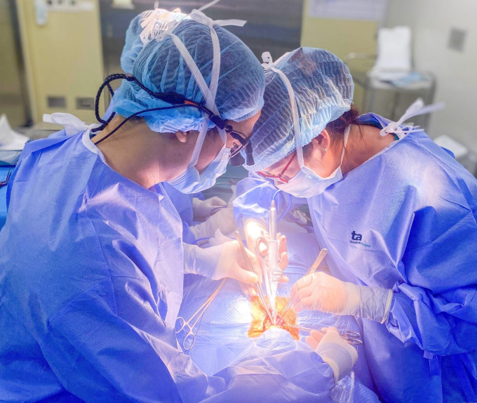 Bác sĩ Ngọc Hằng (bên phải) và ê kíp phẫu thuật u tuyến giáp cho người bệnh. Ảnh: Bệnh viện Tâm Anh