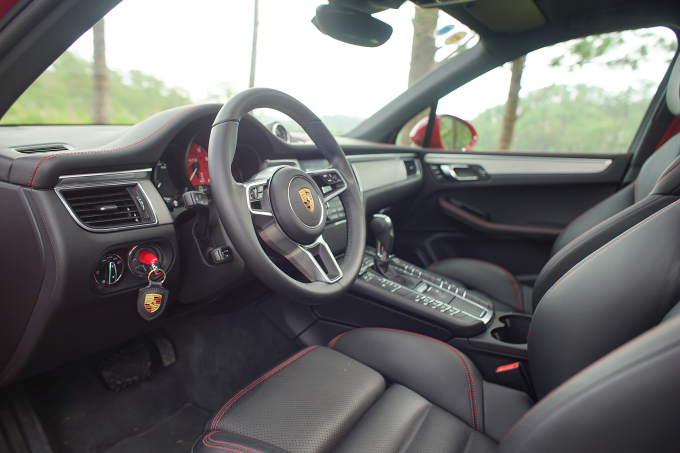 Chìa khóa trên xe Porsche Macan GTS nằm bên trái vô-lăng. Ảnh: Quang Anh