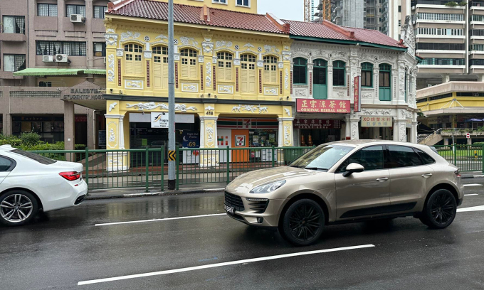 Một xe Porsche và ngay phía trước là một xe BMW trên đường Balestier, Singapore, trưa 3/4. Ảnh: Thành Nhạn