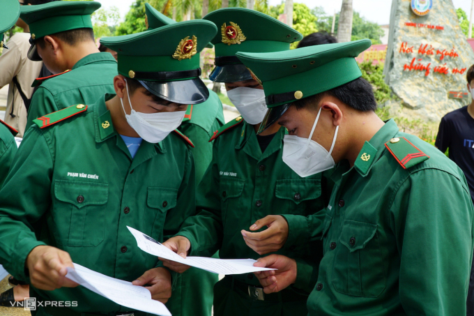 Các chiến sĩ nghĩa vụ tham dự kỳ thi tốt nghiệp THPT năm 2022 tại Thanh Hoá, hôm 6/7/2022. Ảnh: Lê Hoàng