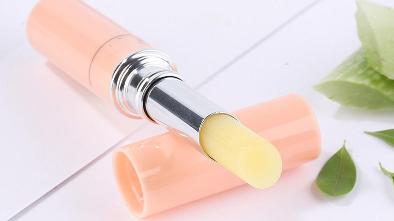 Son dưỡng DHC Lip Cream có chất son mềm mịn, màu vàng nhạt