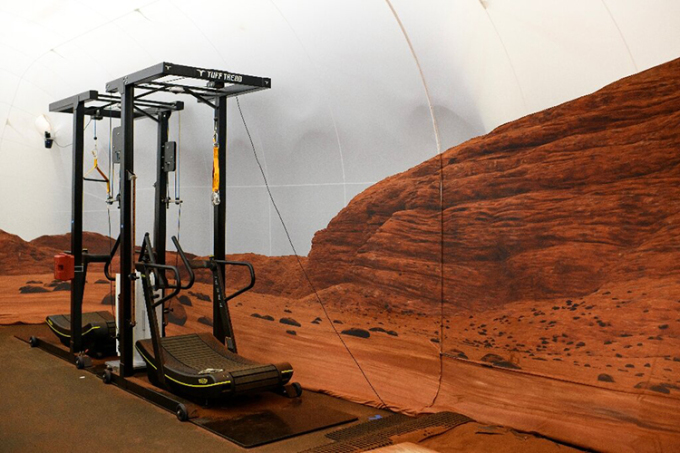 Máy chạy bộ có dây đai bên trong Mars Dune Alpha. Ảnh: AFP