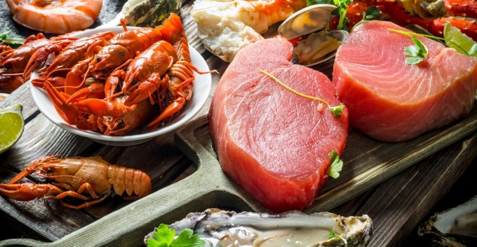 Hải sản và thịt đỏ là những thực phẩm người bệnh gout nên hạn chế. Ảnh: supermarketnews