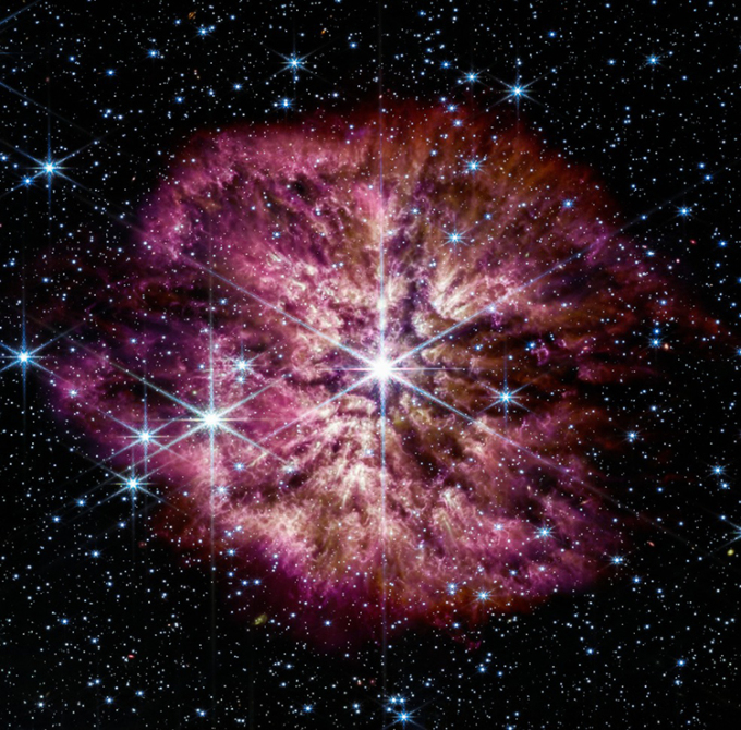 Ngôi sao WR 124 chói sáng ở trung tâm với khí bụi bao quanh. Ảnh: NASA