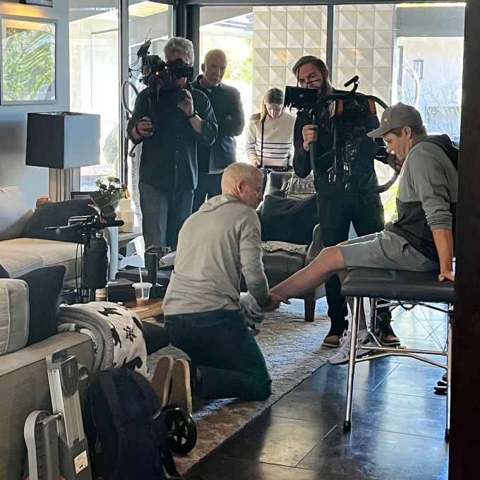 Êkíp đài ABC ghi hình Jeremy Renner (bìa phải, đội nón) tại nhà nghệ sĩ. Ảnh: Instagram drchristophervincent