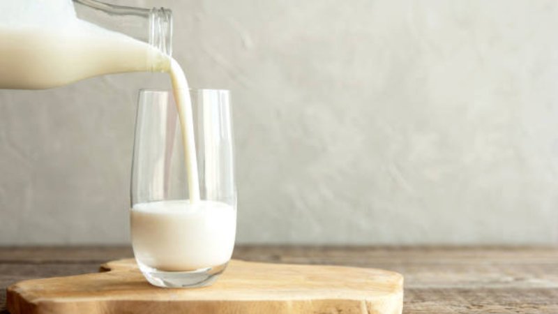 Giảm cân nên uống sữa tươi không đường hay có đường?