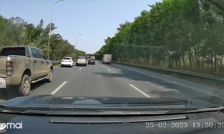 SUV luồn lách trên cao tốc