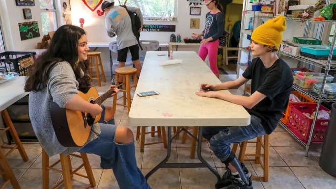 Hai học sinh Mila Holtzeker Gamili, 14 tuổi (trái) và Miles Hooversmith, 13 tuổi, đang ngồi trong phòng nghệ thuật của trường Spring Valley. Ảnh: Times