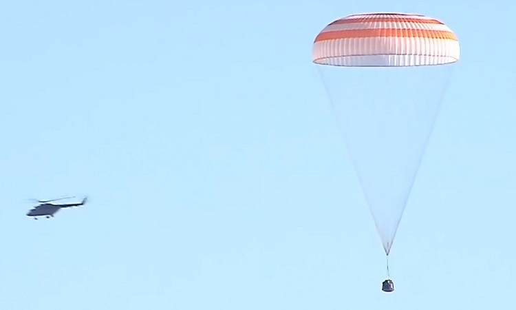 Tàu Soyuz bị rò rỉ của Nga trở về Trái Đất