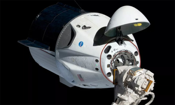 Tàu vũ trụ  Crew Dragon của SpaceX cập bến Trạm Vũ trụ Quốc tế (ISS). Ảnh: NASA