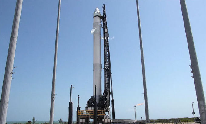 Tên lửa Terran 1 của công ty Relativity Space nạp nhiên liệu cho lần thử phóng đầu tiên tại Căn cứ Lực lượng Vũ trụ Cape Canaveral ở Florida vào ngày 9/3. Ảnh: Relativity Space