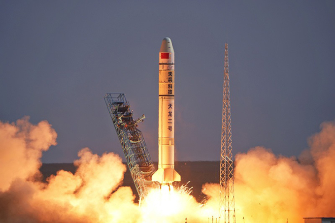 Tên lửa Thiên Long 2 cất cánh từ Trung tâm phóng vệ tinh Tửu Tuyền chiều 2/4. Ảnh: Xinhua