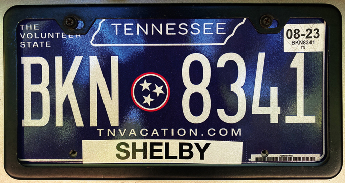 Một biển số ôtô ở bang Tennessee, với ngày hết hạn đăng ký ở góc trên cùng bên phải, là vào tháng 8/2023. Ảnh: Memphis Flyer