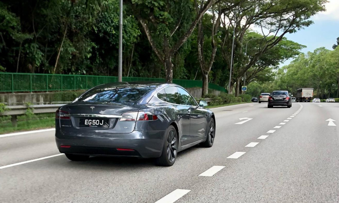 Một mẫu xe điện Tesla trên đường phố Singapore, năm 2021. Ảnh: Tesla Singapore
