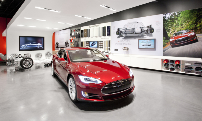 Xe Tesla trong một showroom của hãng ở châu Âu. Ảnh: Green Car Reports