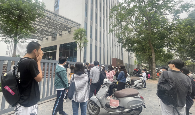 Các thí sinh không được vào buổi thi chiều 9/4 tại điểm thi trường THCS&THPT Marie Curie, Hà Đông, Hà Nội. Ảnh: Nhân vật cung cấp