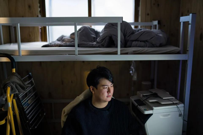 Một thanh niên Hàn Quốc sống cô lập trong nhà tại khu K2, thủ đô Seoul, hồi năm 2021. Ảnh: Wired