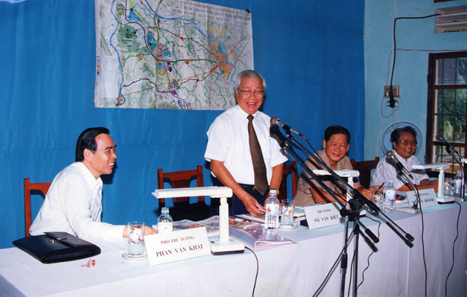 Thủ tướng Võ Văn Kiệt và các phó thủ tướng tại hội nghị quy hoạch đầu tư xây dựng đại học Quốc gia Hà Nội tại Hòa Lạc, năm 1994. Ảnh: ĐHQGHN
