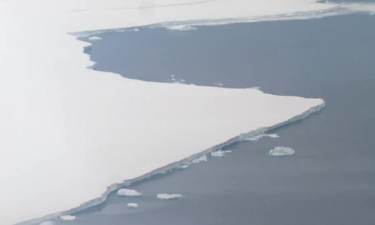 Thước phim đầu tiên hé lộ tảng băng trôi rộng 1.550 km2