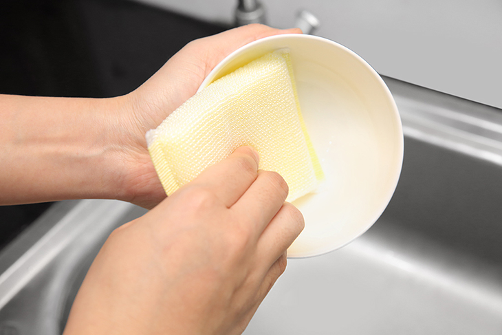 Dùng miếng rửa chén mút xốp mềm, mịn để rửa chén dĩa
