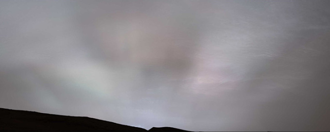 Robot Curiosity của NASA lần đầu tiên chụp ảnh những tia sáng Mặt Trời chiếu xuyên qua các đám mây lúc hoàng hôn ngày 2/2. Ảnh: NASA/JPL-Caltech/MSSS