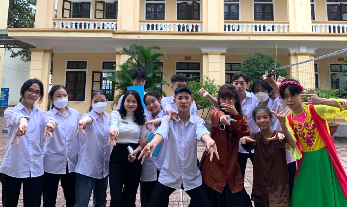 Các thành viên CLB tiếng Anh trường THPT Hương Khê, Hà Tĩnh, chuẩn bị cho tiết mục chào mừng ngày Nhà giáo Việt Nam hôm 14/11. Ảnh: CLB tiếng Anh trường THPT Hương Khê