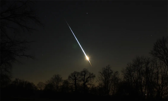 Tiểu hành tinh Sar 2667 bốc cháy khi lao qua khí quyển Trái Đất. Ảnh: Wokege/Wikimedia