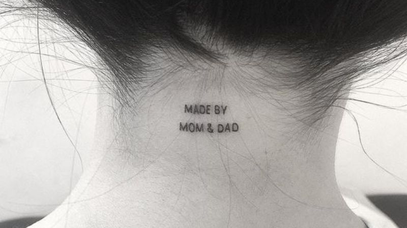 Tattoo chữ made by mom & dad sau gáy