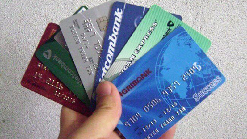 Thẻ ngân hàng được chia làm 2 loại theo tổ chức phát hành