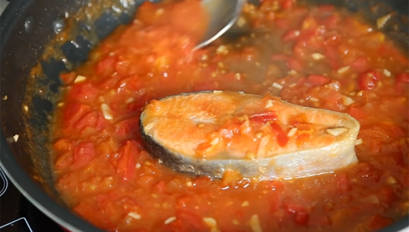 Làm cá hồi với sốt cà chua