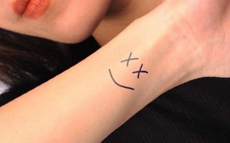 How to make a mini tattoo at home with pen Tự vẽ hình xăm bằng bút bi đơn  giản mà đẹp  YouTube