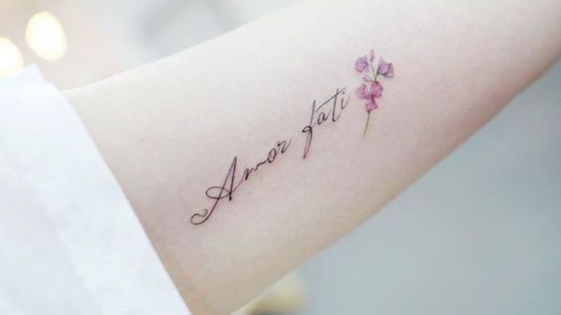 Hình xăm chữ Amor Fati - tạm dịch "Hãy yêu lấy định mệnh đời mình"
