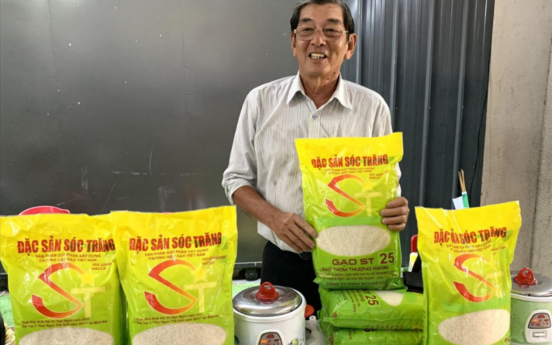 Gạo ST25 hay còn được gọi là gạo thơm Sóc Trăng, là kết quả nghiên cứu suốt 20 năm của kỹ sư Hồ Quang Cua