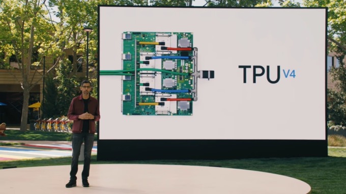 Sundar Pichai, CEO Google giới thiệu Tensor v4 năm 2021. Ảnh: Google