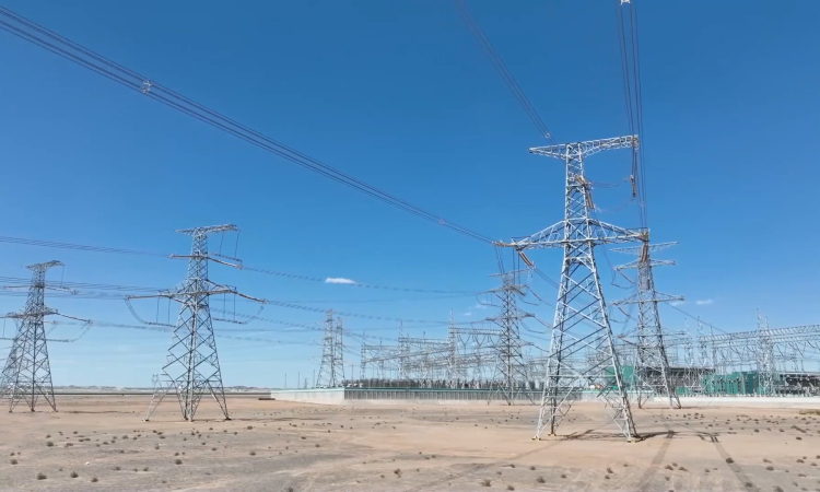Trung Quốc lắp đường dây tải điện tích hợp siêu cao áp