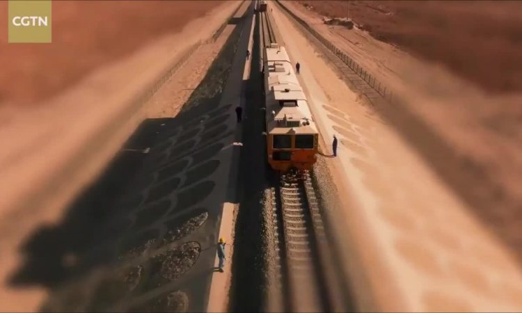 Trung Quốc xây đường sắt 825 km qua 'Biển Tử thần' thế nào?
