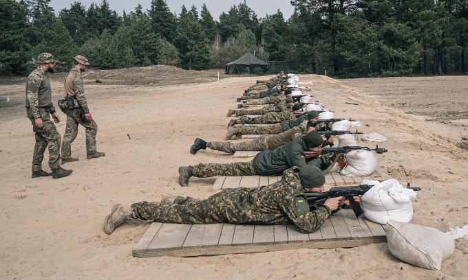 Nhóm tân binh được huấn luyện tại trường bắn của Lữ đoàn Azov ở ngoại ô Kiev ngày 24/3. Ảnh: Washington Post
