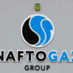 Logo công ty năng lượng Naftogaz bên ngoài trụ sở ở thủ đô Kiev, Ukraine hồi tháng 10/2021. Ảnh: Reuters