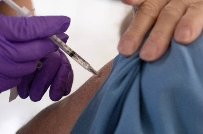 Một người được tiêm vaccine Covid-19 tại Waterford, Michigan, Mỹ, tháng 4/2022. Ảnh: Reuters